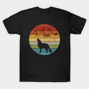wolf howling retro T-Shirt